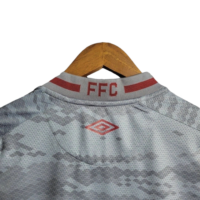 Camisa Fluminense III 21/22 Torcedor - Umbro Masculina - Cinza com detalhes em vinho